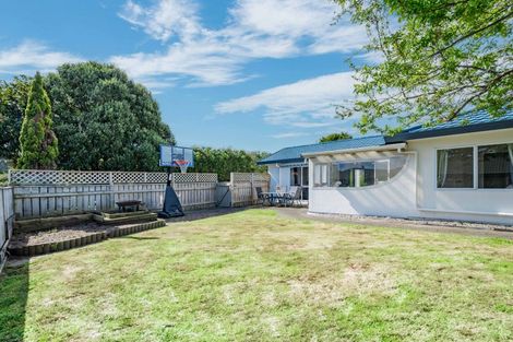 Photo of property in 32 Guildford Drive, Paraparaumu, 5032