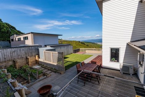 Photo of property in 27 Tamworth Crescent, Newlands, Wellington, 6037