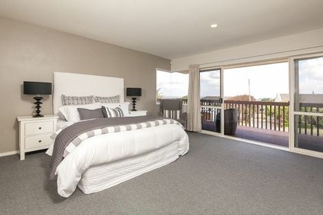 Photo of property in 14 Ribbonwood Crescent, Goodwood Heights, Auckland, 2105