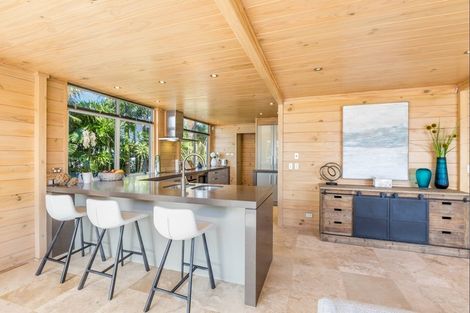 Photo of property in 42 Pohutukawa Avenue, Red Beach, 0932