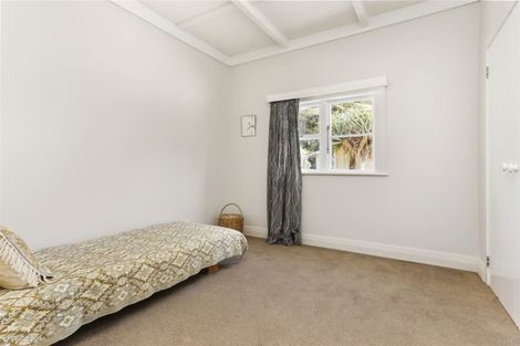 Photo of property in 18 Gill Avenue, Te Atatu Peninsula, Auckland, 0610