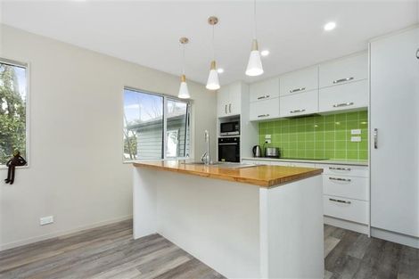Photo of property in 40h Konini Road, Titirangi, Auckland, 0604