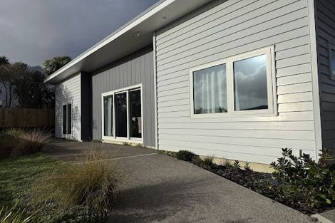 Photo of property in 12a Warrington Grove, Newlands, Wellington, 6037