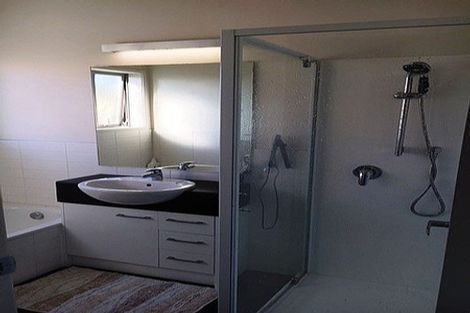 Photo of property in 32 Norcross Avenue, Henderson, Auckland, 0612