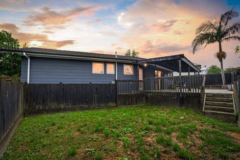 Photo of property in 15 Vina Place, Massey, Auckland, 0614