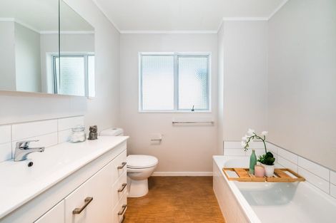 Photo of property in 33 Rewarewa Crescent, Waikanae, 5036