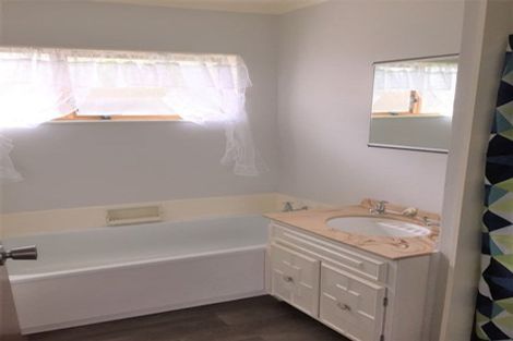 Photo of property in 98 Stewart Drive, Newlands, Wellington, 6037
