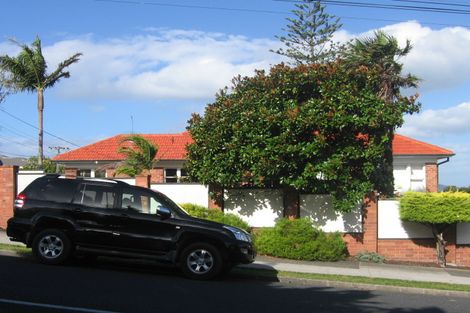 Photo of property in 2/11 Forrest Hill Road, Milford, Auckland, 0620
