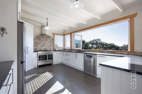Photo of property in 10 Kaipara View Road, Helensville, 0875