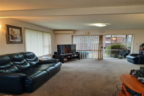 Photo of property in 82 Royal Park Drive, Parklands, Christchurch, 8083