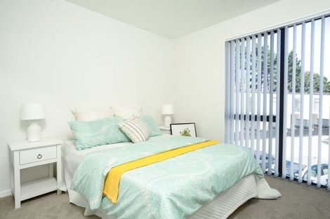 Photo of property in 2 Mikoikoi Crescent, Mangere Bridge, Auckland, 2022