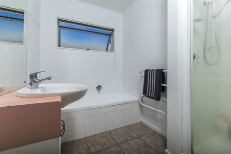 Photo of property in 75 Edmonton Road, Henderson, Auckland, 0612