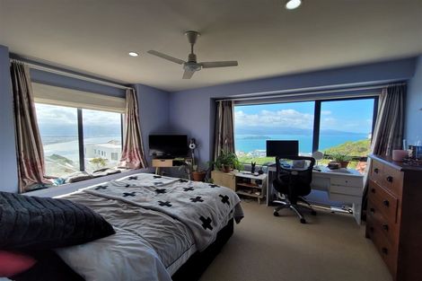 Photo of property in 28 Tamworth Crescent, Newlands, Wellington, 6037