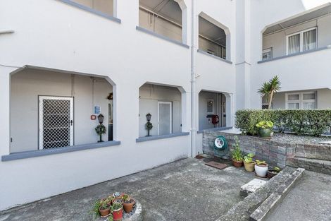 Photo of property in Devonport Apartments, 21/127 Saint Aubyn Street, New Plymouth, 4310