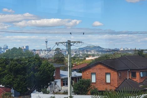 Photo of property in 29 Raleigh Road, Northcote, Auckland, 0627