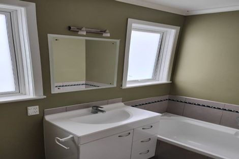 Photo of property in 40 Ruskin Road, Newlands, Wellington, 6037