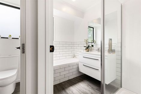 Photo of property in 15a Rixon Place, Te Atatu Peninsula, Auckland, 0610