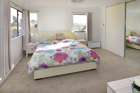 Photo of property in 8 Tenbless Court, Unsworth Heights, Auckland, 0632