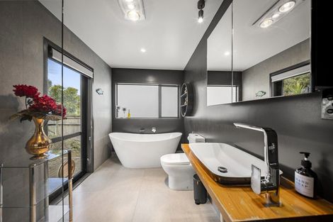 Photo of property in 36 Robertson Street, Raglan, 3225