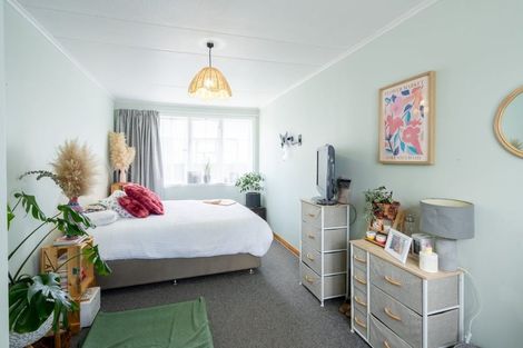 Photo of property in 18 Exeter Crescent, Takaro, Palmerston North, 4412