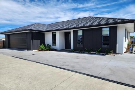 Photo of property in 63 Wairau Road, Oakura, 4314