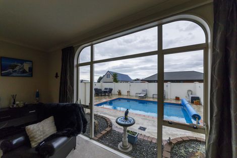 Photo of property in 15 Sycamore Crescent, Fitzherbert, Palmerston North, 4410