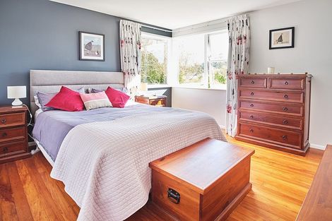 Photo of property in 17 Horokiwi Road West, Newlands, Wellington, 6037