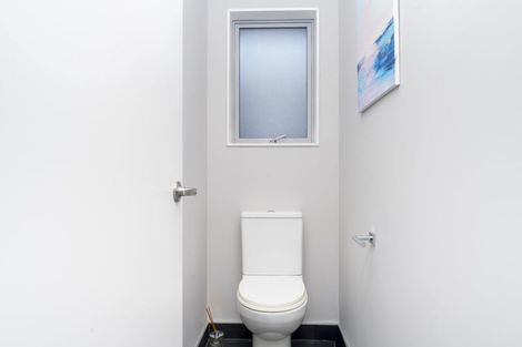 Photo of property in 94 Lake Panorama Drive, Henderson Valley, Auckland, 0612