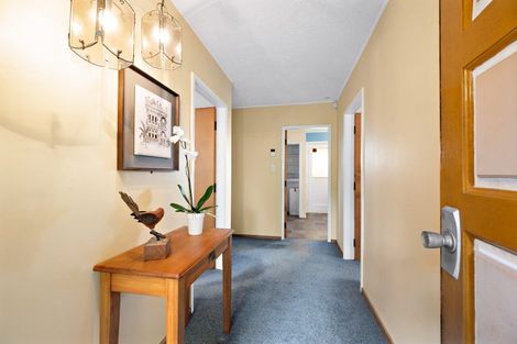 Photo of property in 7 Turville Crescent, Newlands, Wellington, 6037