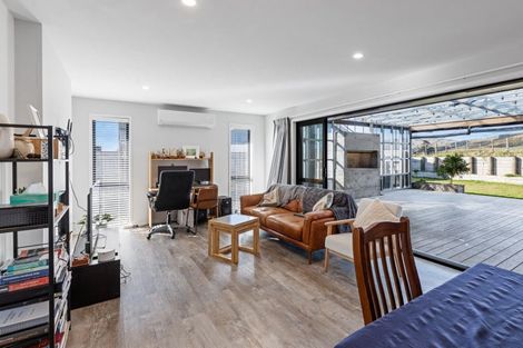 Photo of property in 17 Cyprus Place, Fitzherbert, Palmerston North, 4410