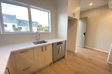 Photo of property in 39 Kaimai Avenue, Massey, Auckland, 0614