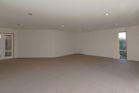 Photo of property in 16 Huntingdon Place, Avonhead, Christchurch, 8042