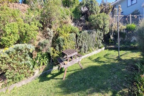Photo of property in 11 Fernhaven Grove, Newlands, Wellington, 6037