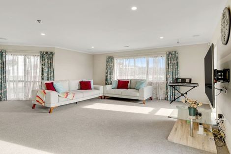 Photo of property in 117 Queen Charlotte Drive, Aotea, Porirua, 5024