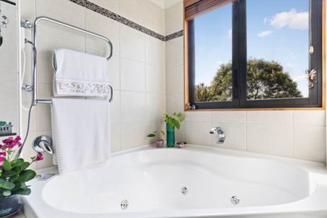 Photo of property in 180 Browns Bay Road, Murrays Bay, Auckland, 0630