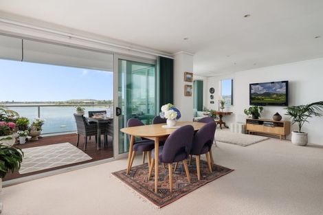 Photo of property in 72 Devonport Road, Tauranga, 3110