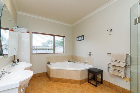 Photo of property in 15 Sycamore Crescent, Fitzherbert, Palmerston North, 4410