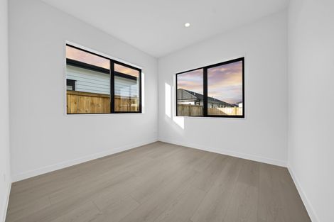 Photo of property in 30 Korowhiti Road, Clarks Beach, 2122