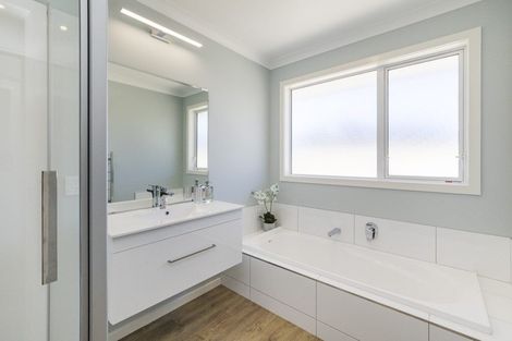 Photo of property in 2 Hydrangea Lane, Milson, Palmerston North, 4414