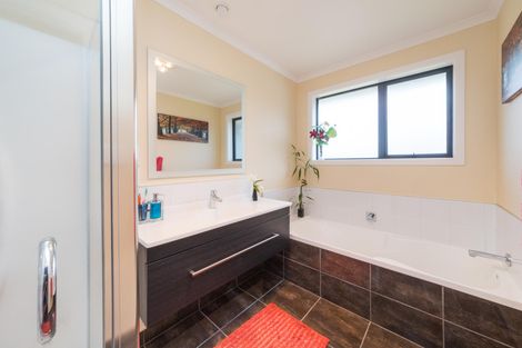 Photo of property in 2a Galea Grove, Kelvin Grove, Palmerston North, 4414