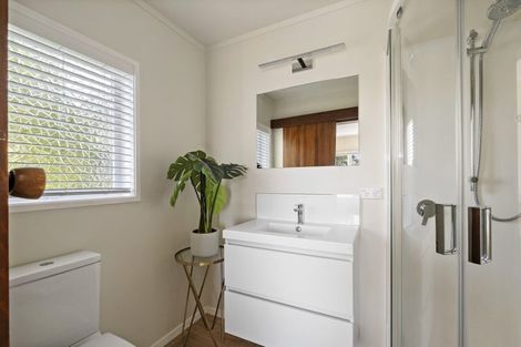 Photo of property in 70 Nevay Road, Karaka Bays, Wellington, 6022