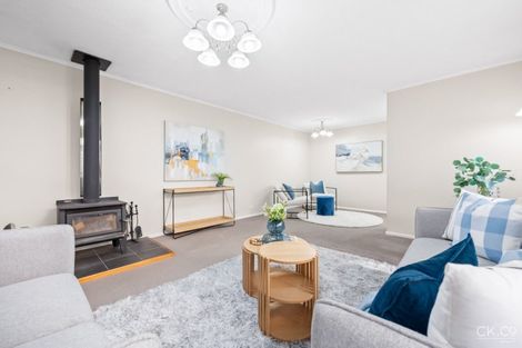 Photo of property in 17 King Charles Drive, Kingsley Heights, Upper Hutt, 5018