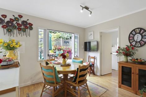 Photo of property in 2/21 Deane Avenue, Titirangi, Auckland, 0604