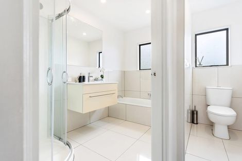 Photo of property in 9 Rewarewa Road, Te Atatu Peninsula, Auckland, 0610