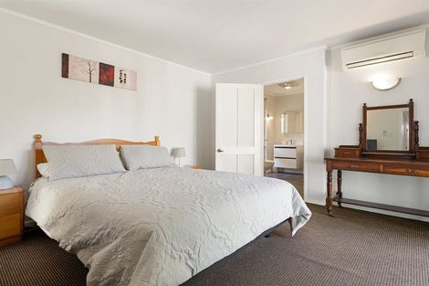 Photo of property in 23 Gilbass Avenue, Hamilton Lake, Hamilton, 3204