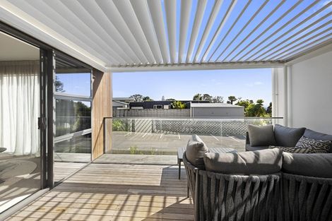 Photo of property in 2/11a Baring Terrace, Strandon, New Plymouth, 4312