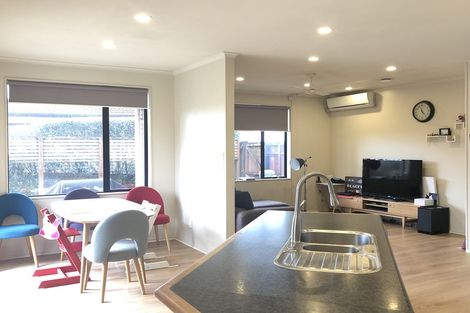 Photo of property in 17 Spoonbill Place, Unsworth Heights, Auckland, 0632