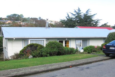 Photo of property in 3 Shrimpton Way, Newlands, Wellington, 6037