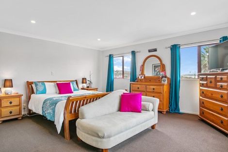 Photo of property in 13 Onemana Way, Te Atatu Peninsula, Auckland, 0610