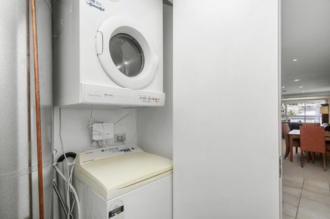 Photo of property in 4e/5 Kent Terrace, Mount Victoria, Wellington, 6011